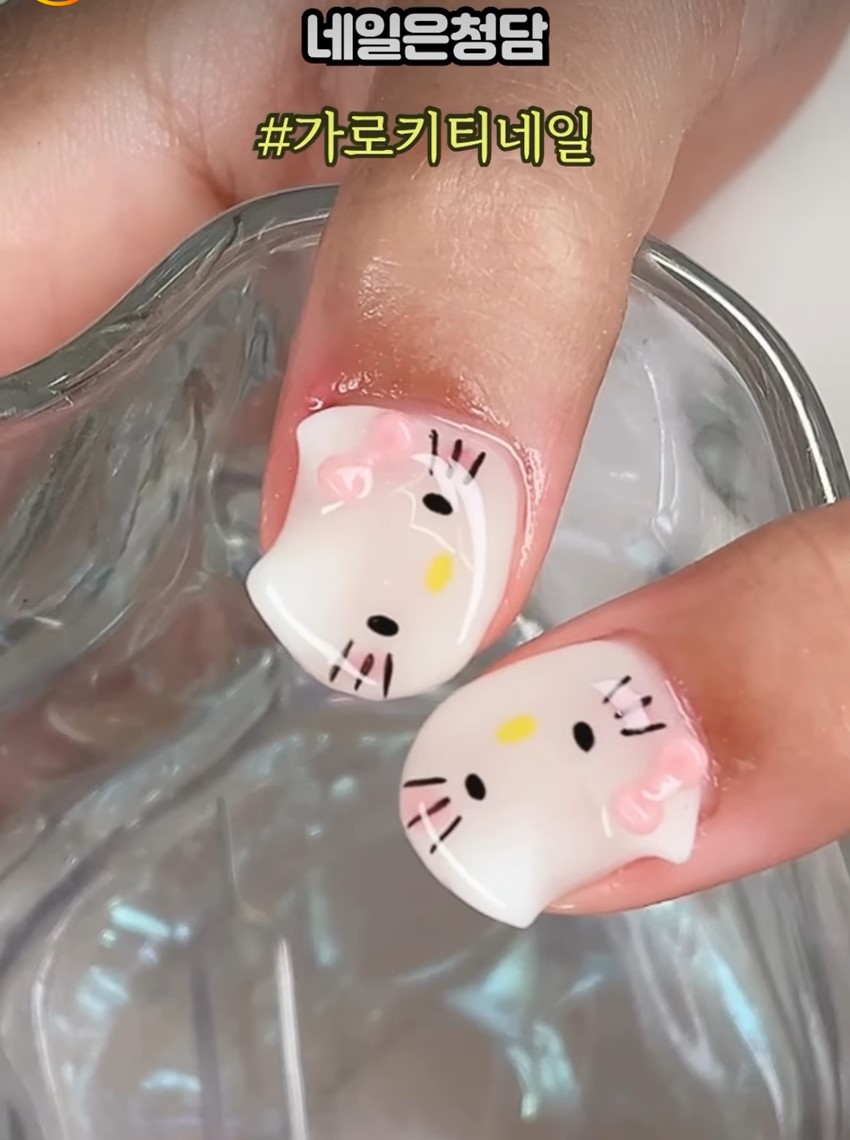 2.안녕하세요 물어뜯는손톱 네일은청담 네일샵